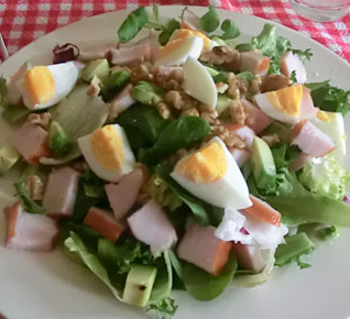 Salade gerookte kipfilet met bieslookdressing